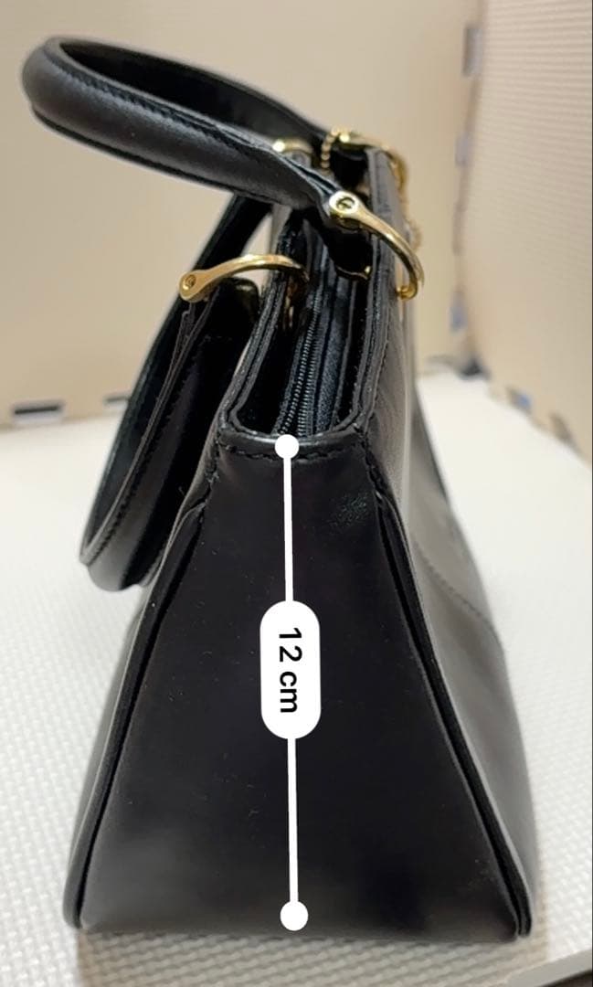 金彩皿「音羽山東哉造」（径31㌢、高4．6㌢）