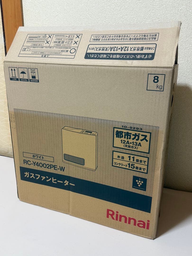 ホワイトのガスファンヒーター、RC-Y4002PE-W、8kg、電源コード付属。