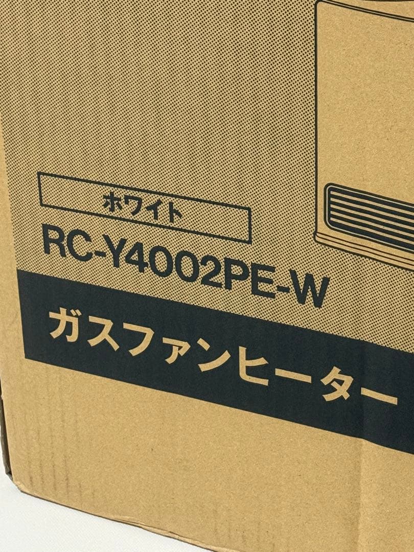ホワイトのガスファンヒーター、RC-Y4002PE-W、8kg、電源コード付属。