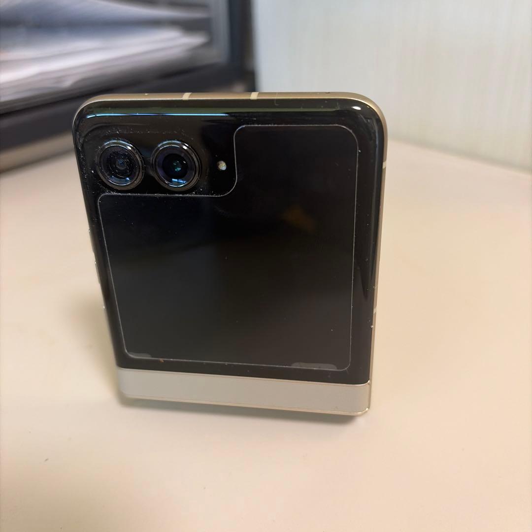 Motorola razr シルバー 6.2インチ折りたたみ式　本体のみ