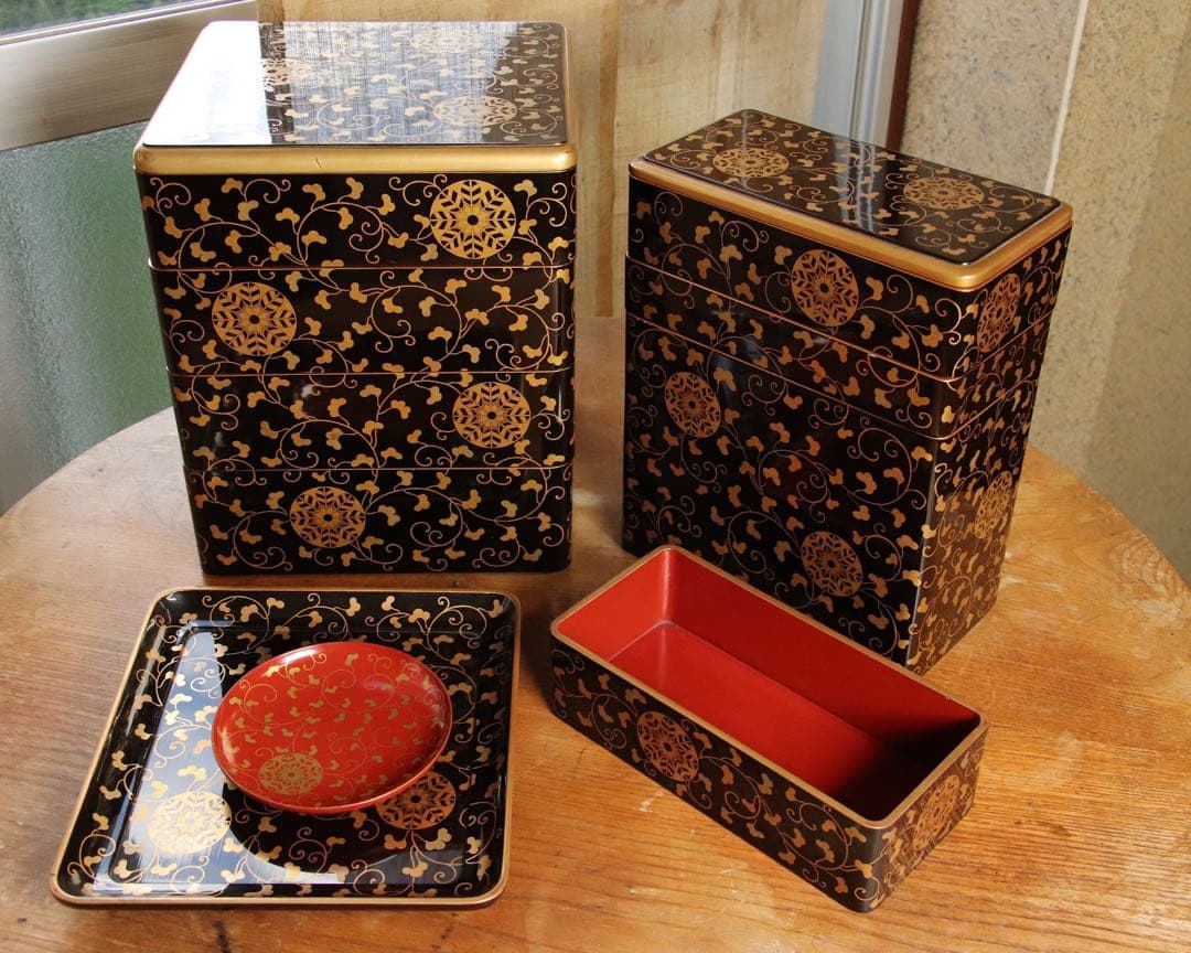 井上鷹の羽家紋 野弁当一式 時代漆芸 漆塗 金蒔絵 唐草 木製 提重の