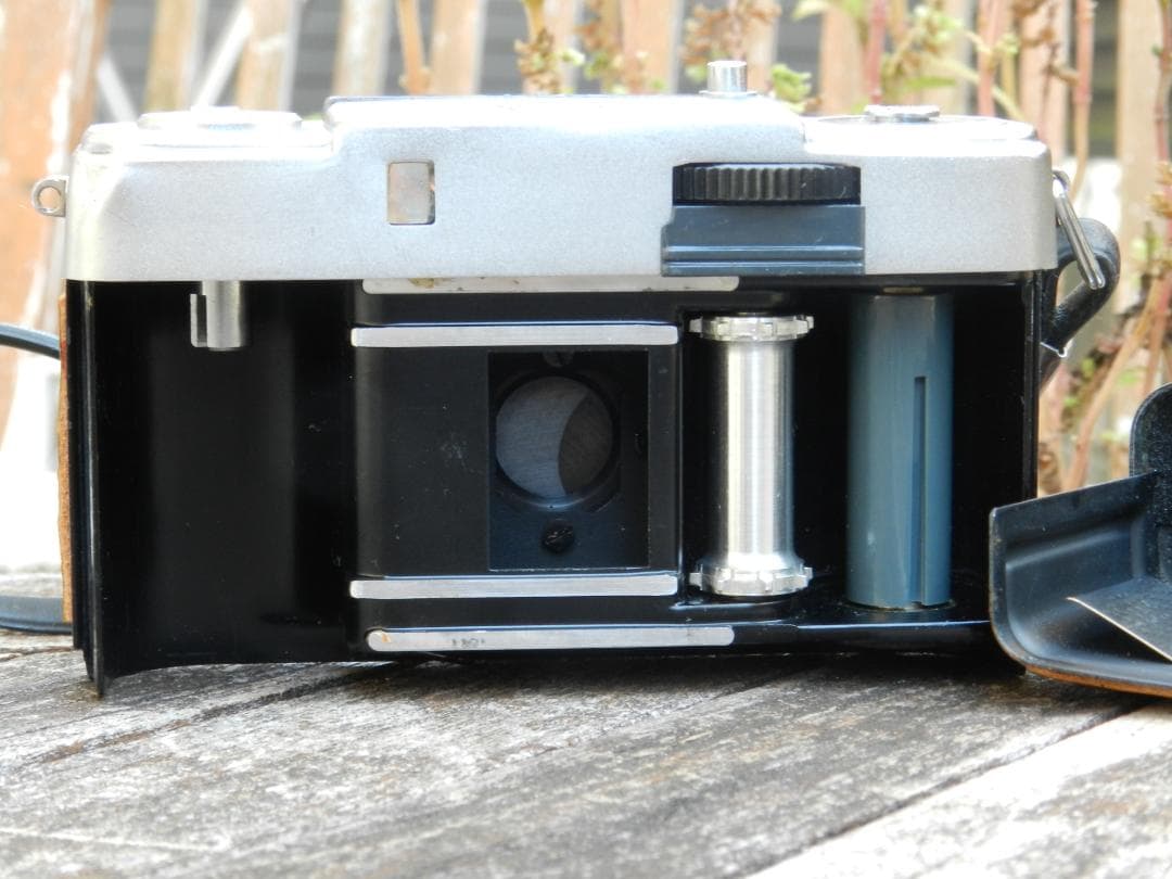 本革　　ブラウン　OLYMPUS-PEN EE-S ハーフフレイムフィルムカメラ