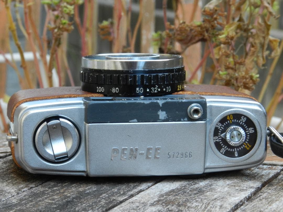 本革　　ブラウン　OLYMPUS-PEN EE-S ハーフフレイムフィルムカメラ