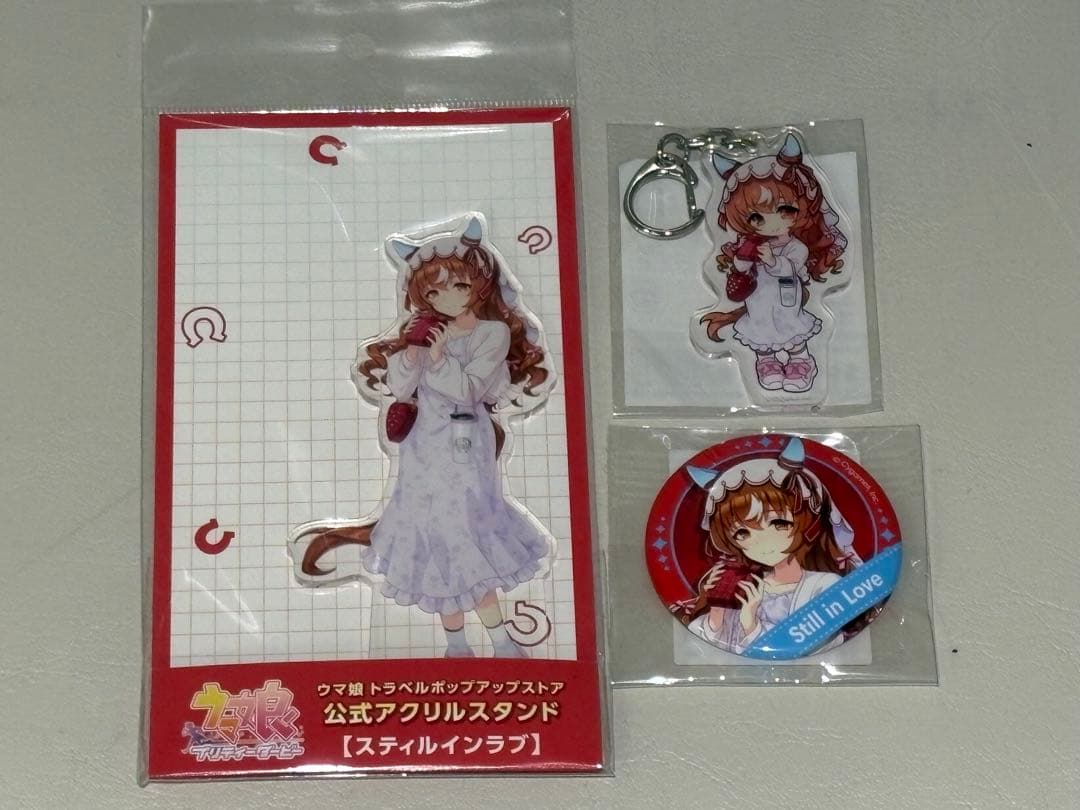 スティルインラブ 缶バッジ アクリルスタンド アクキー トラベルポップアップ スティルインラブ 缶バッジ アクリルスタンド アクキー トラベル