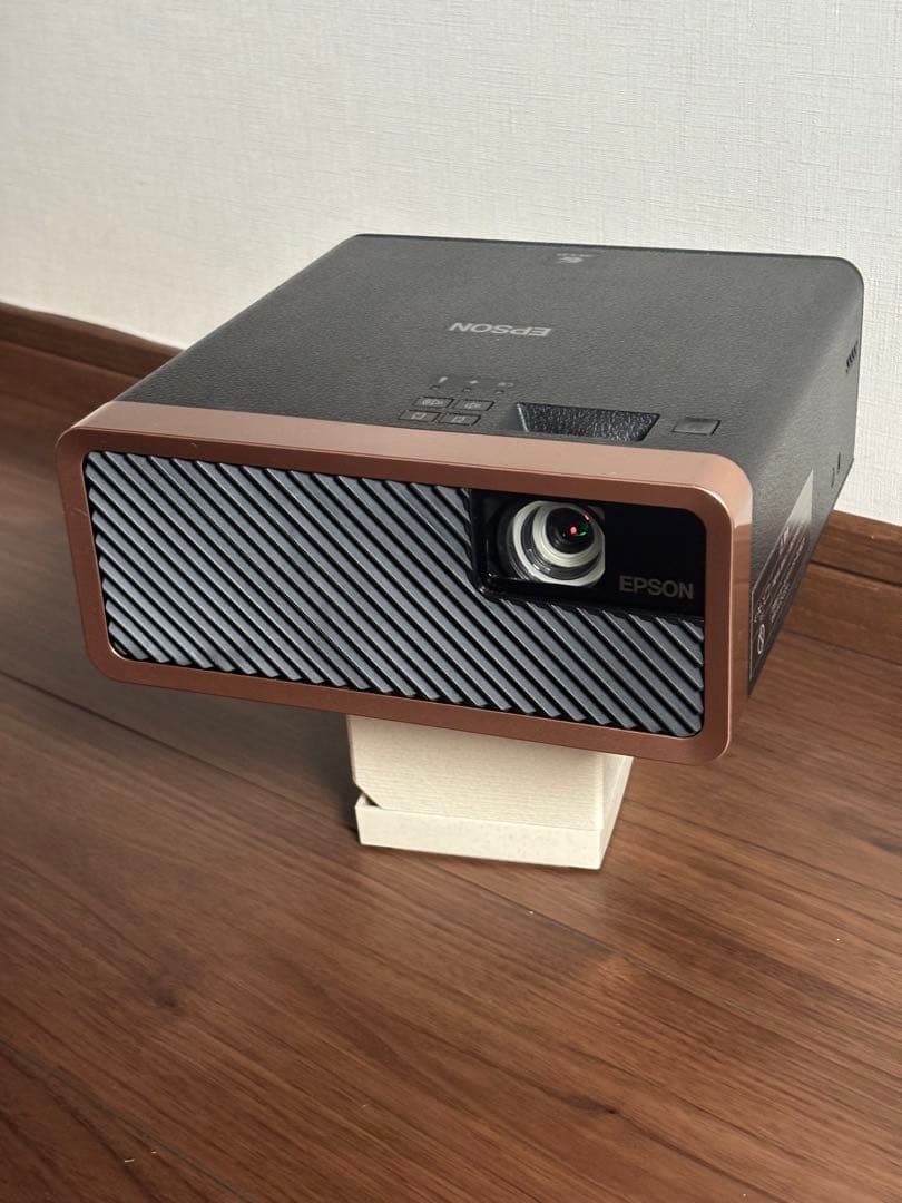 明るい国産プロジェクター エプソン EF-100B 最大2000ルーメン美品