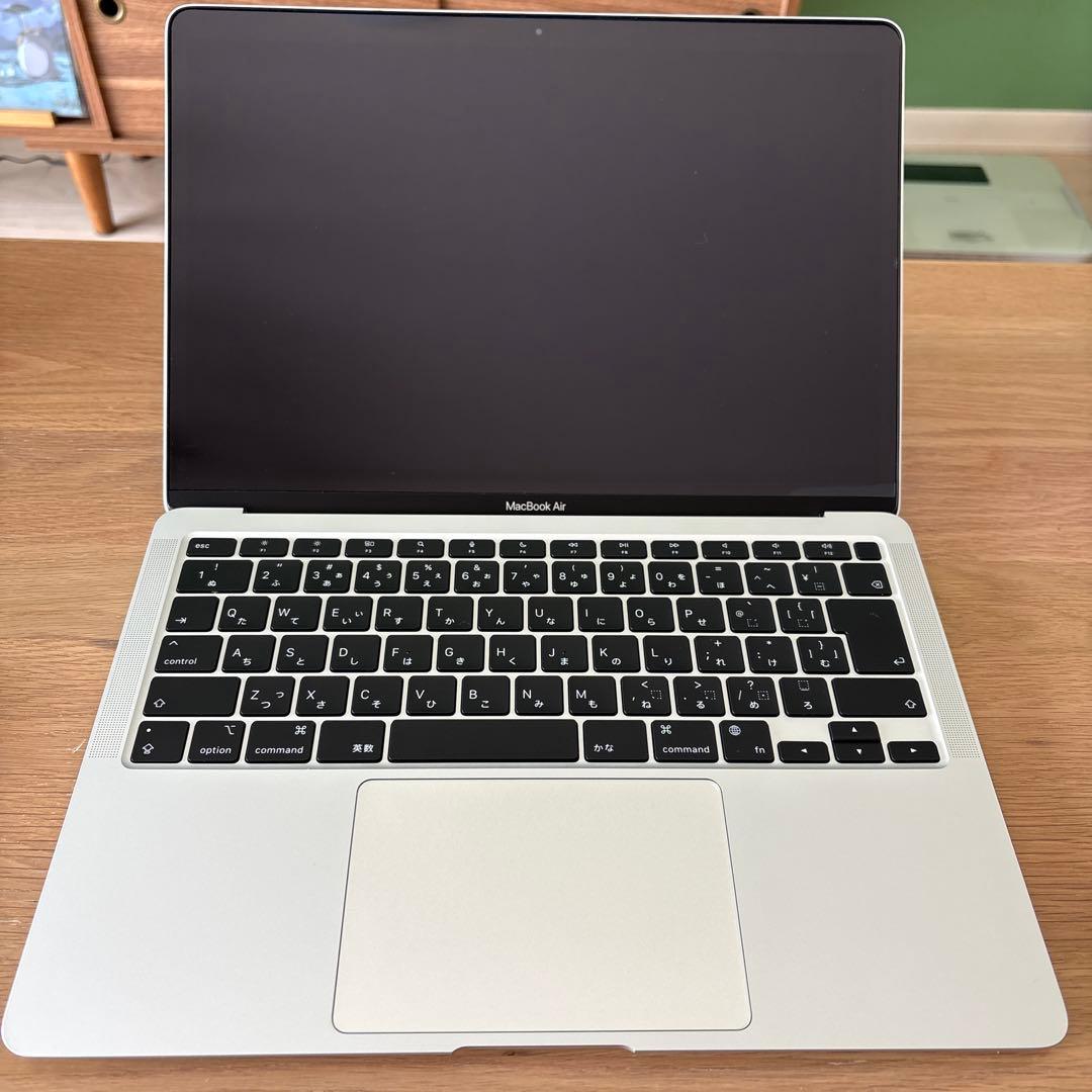 MacBook Air (M1, 2020) 13インチ　8GB/256GB Amazon.co.jp: 【整備済み品】 Apple MacBook Air M1 2020(13インチ