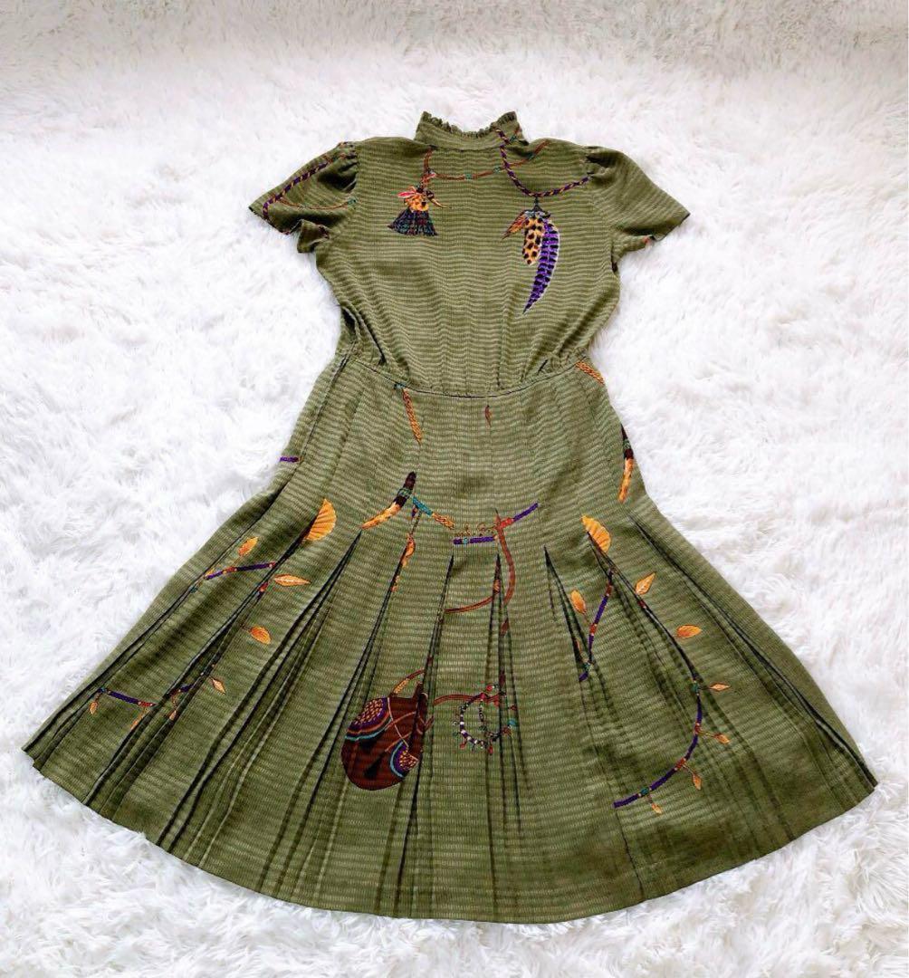 伊太利屋 プリーツワンピース レトロ 膝丈 フレア 羽 チェーン タック