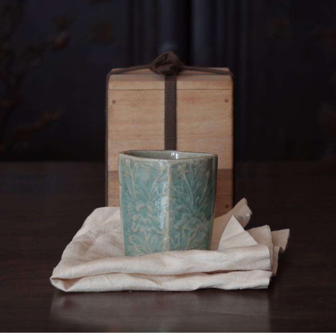 江戸時代　前期　古伊万里　古九谷様式　青磁牡丹文　猪口　筒盃　酒器　ぐい呑　盃 九谷焼 猪口 古九谷青手土坡に牡丹図 – 漆陶舗あらき 輪島塗 九谷焼