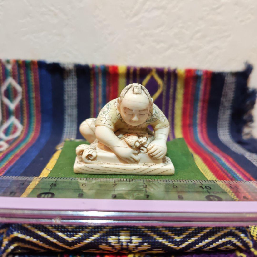 時代提物 彩色人物根付 天然素材 在銘【江戸の暮らし】高さ約4cm 重さ約28ｇ 江戸時代のミニチュア…根付（ねつけ）が、一挙に展示 ＠東京国立博物館