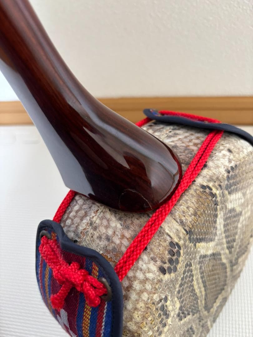 沖縄 三線 強化張り（皮面 ケバあり 棹芯 補修痕あり）
