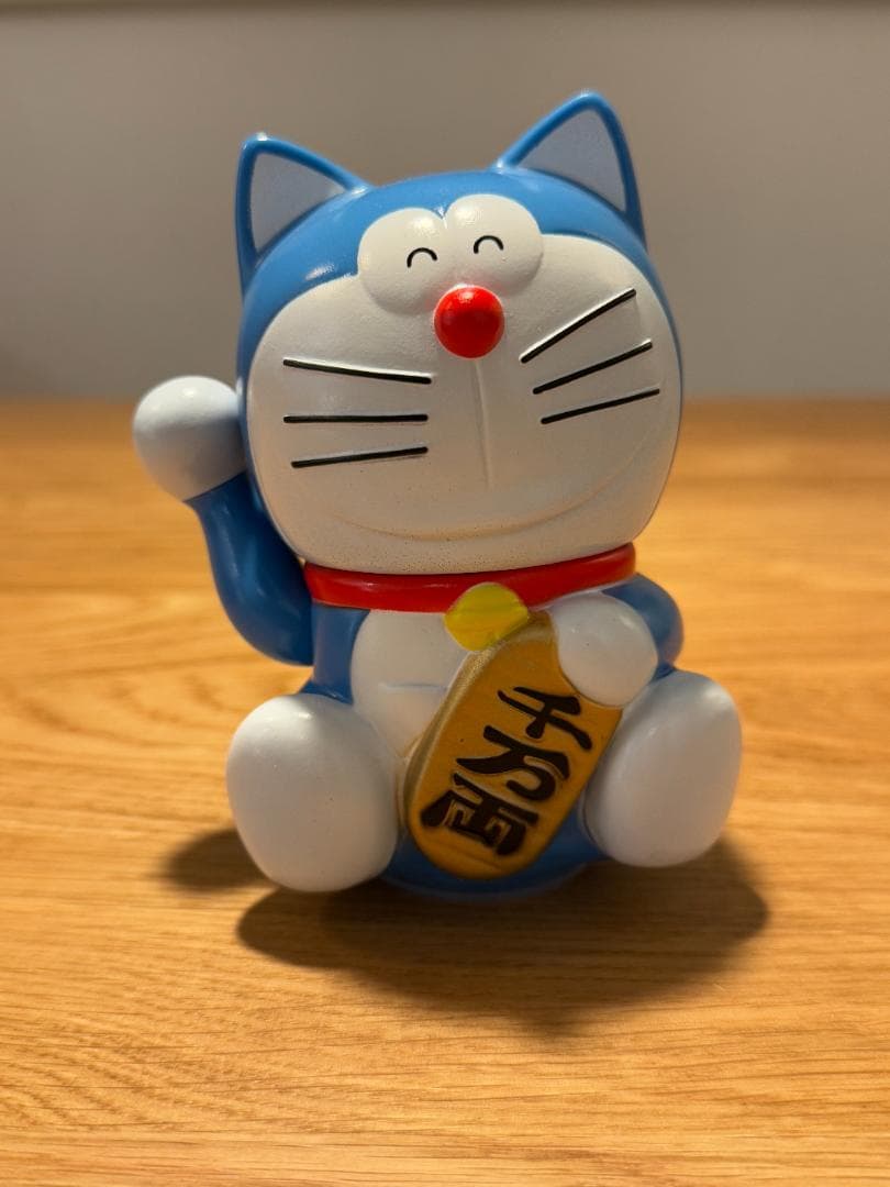 【500個限定 当選品】ドラえもん招きネコ貯金箱 500個限定 当選品】ドラえもん招きネコ貯金箱 - メルカリ