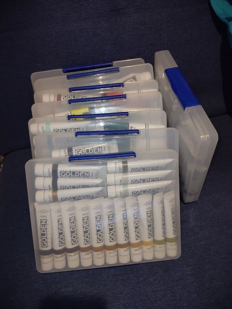 ゴールデン アクリル絵の具84本 、DAISOアクリル絵の具18本 100均ダイソーの「アクリル絵の具」は単色買いできて100円！おすすめ4