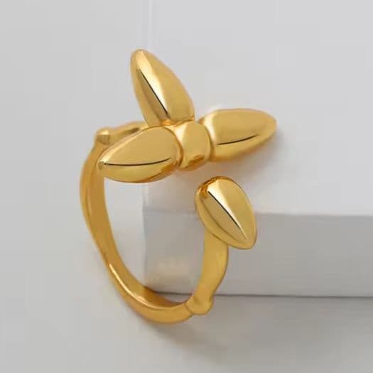 フラワーデザイン ゴールドリング - メルカリ