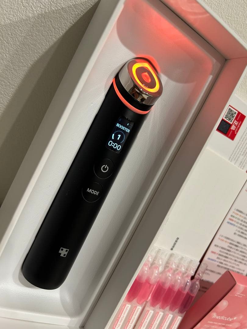 BOOSTER PRO 美顔器　人気の黒ブラック　美容液付き