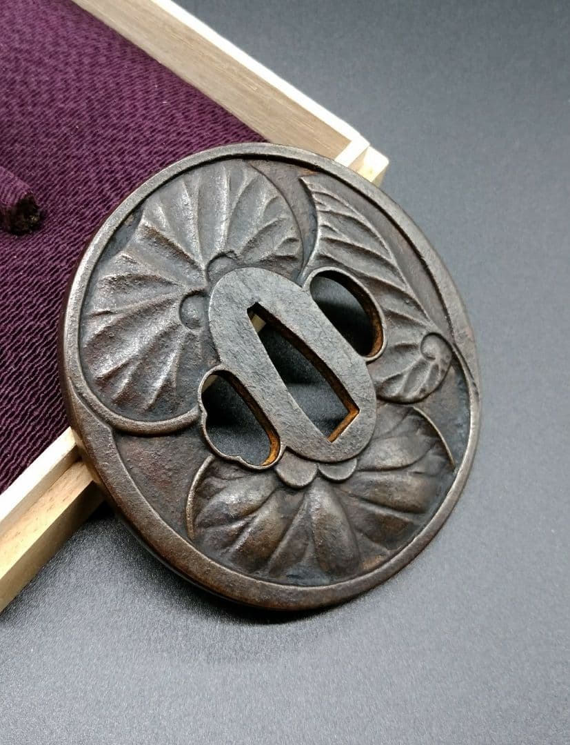 徳川幕府 将軍家 三つ葉葵名家蔵出し 鉄地三つ葉葵紋鍔 鐔 日本刀 刀