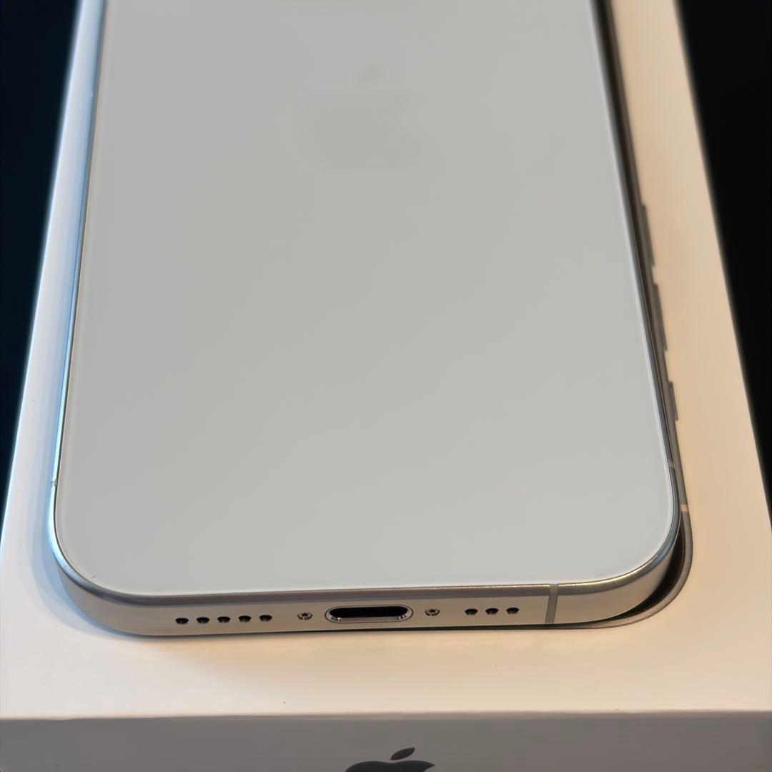 美品 SIMフリー iPhone 15 Pro 128GB ホワイトチタニウム