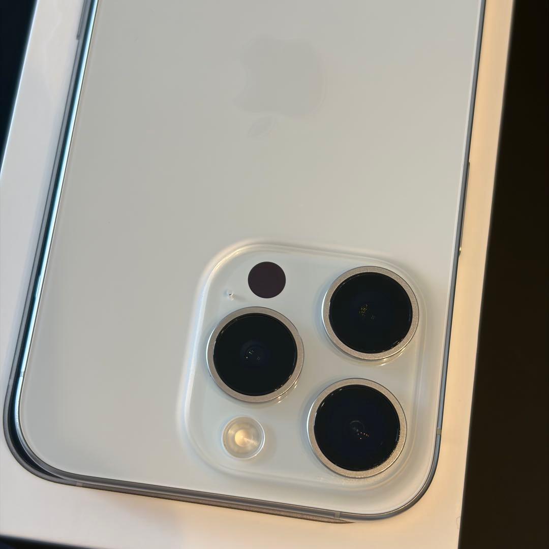 美品 SIMフリー iPhone 15 Pro 128GB ホワイトチタニウム