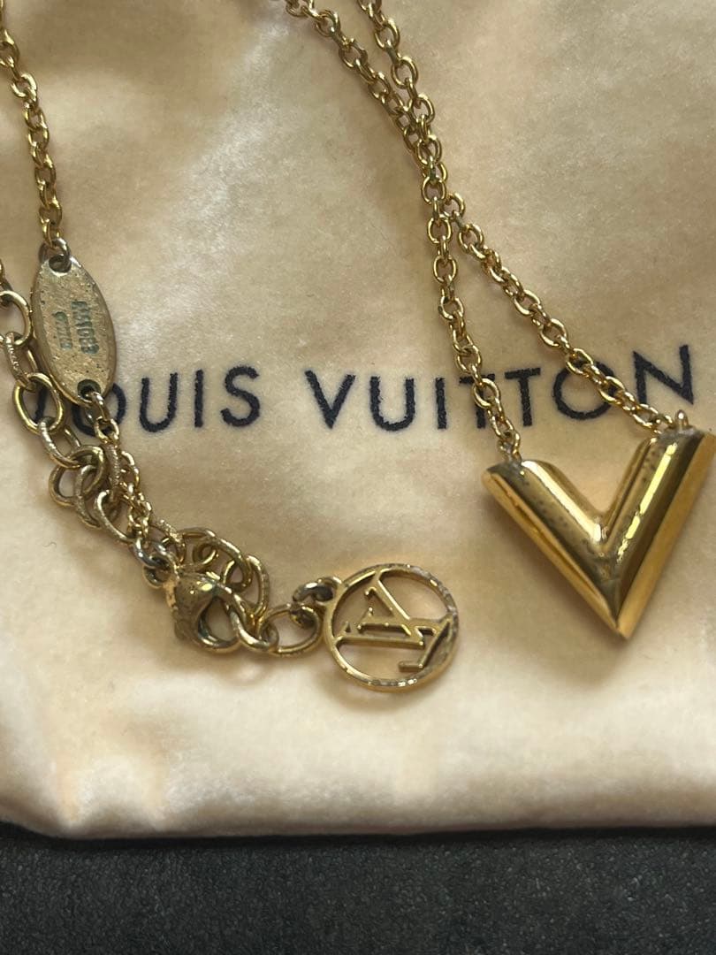 Louis Vuitton V字型ペンダントネックレス