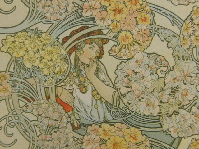 アルフォンス・ミュシャ、花に囲まれた赤毛の女性（織物のデザイン