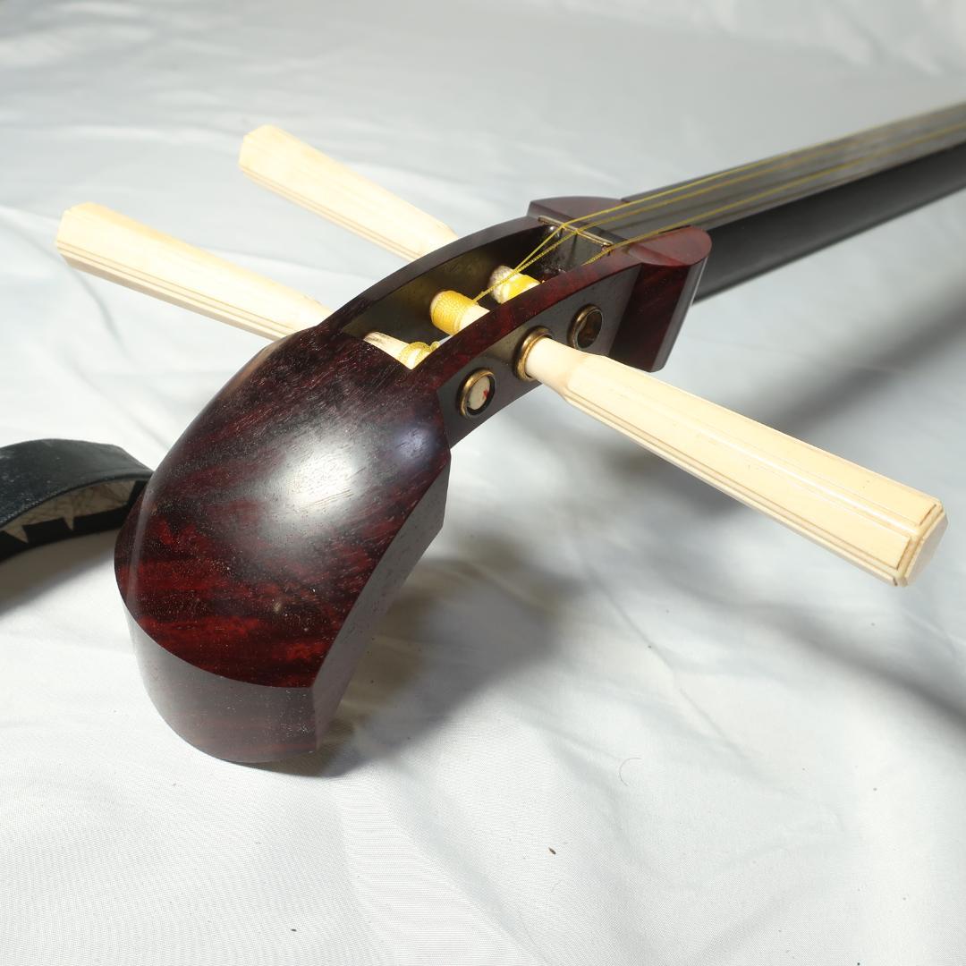 三味線 綾杉胴 中棹 二本溝 天然素材糸巻き ハードケース付 鼈甲 撥