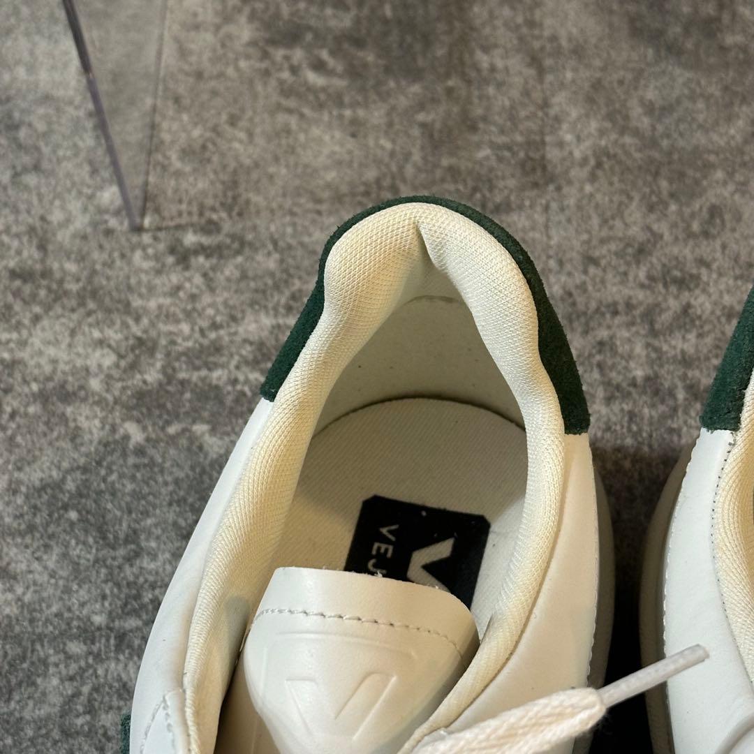【VEJA】美品✨レザースニーカー　白　v-12 緑　26.5cm メンズ