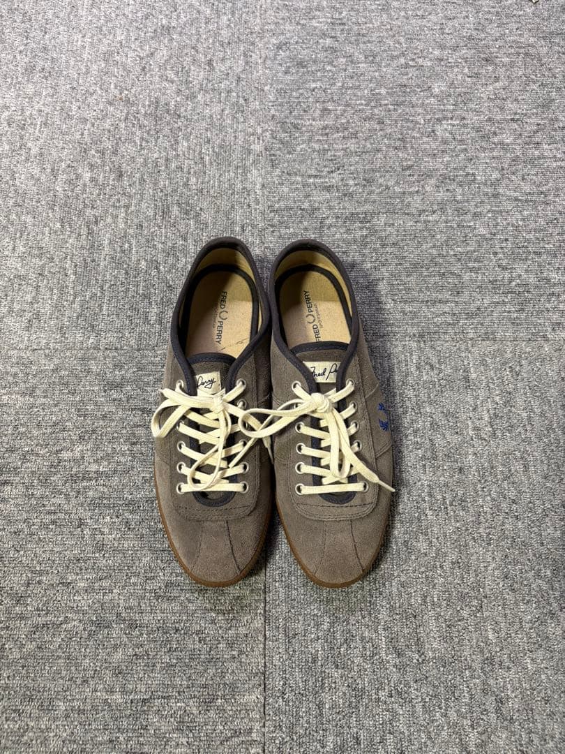 Fred Perry スニーカー 灰色 月桂樹ロゴ スエード - メルカリ