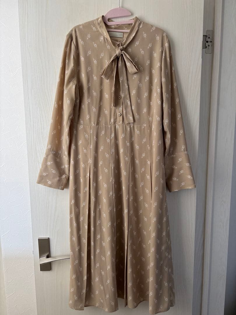 CELFORD リボン付きベージュワンピース CELFORD セルフォード リボンタイ付きプリーツワンピース ベージュ系