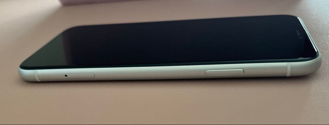 iPhone XR ￼ 64GB ホワイト　本体　（新品ケース付き）