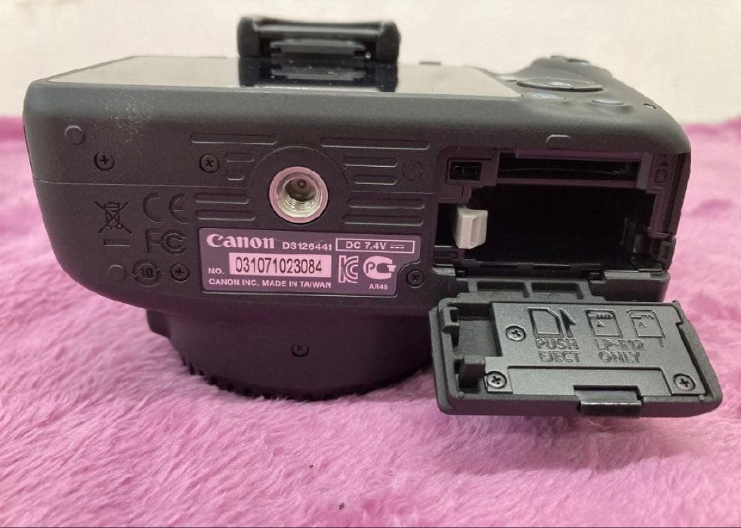 Canon EOS Kiss X7 デジタル一眼レフカメラ　ダブルズームキット1