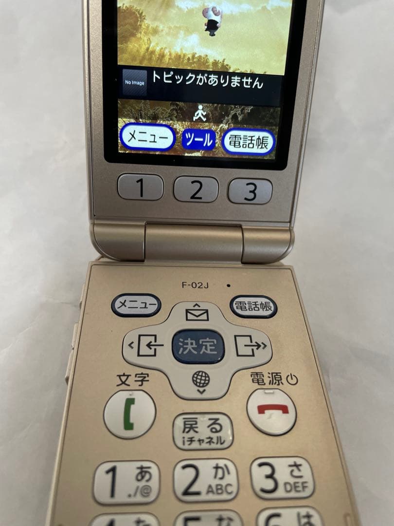 美品　docomo f-02j 折りたたみ式　らくらくホン　ゴールド ドコモ