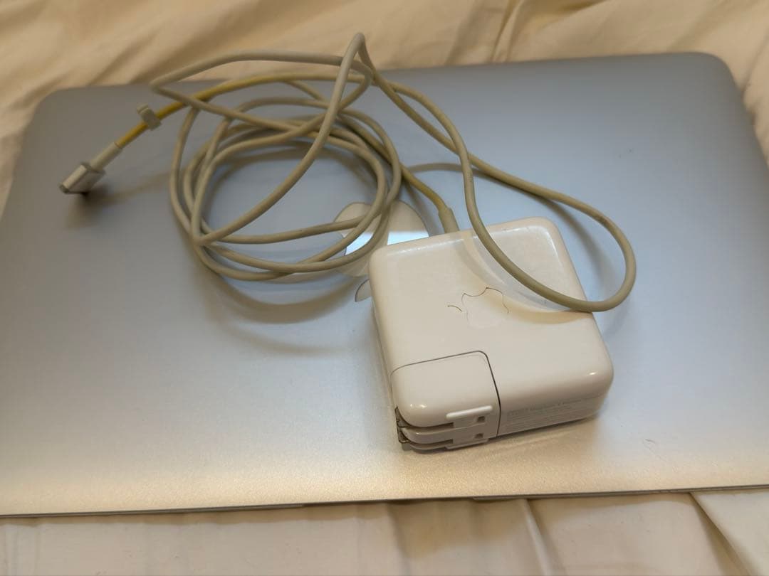 Apple MacBook Air シルバー　11インチ　8GB