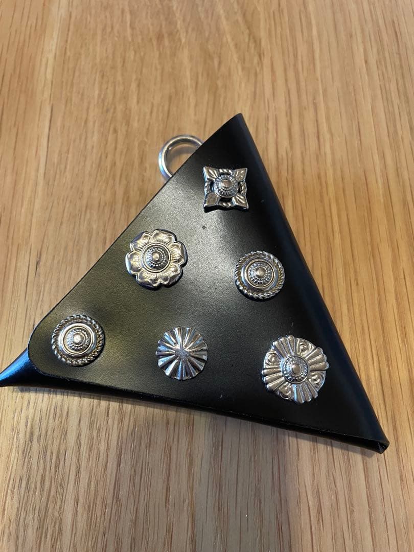 期間限定SALE！TOGA 三角形ケース ブラック TOGA（トーガ）の「LEATHER POUCH TRIANGLE（コインケース）」 - WEAR