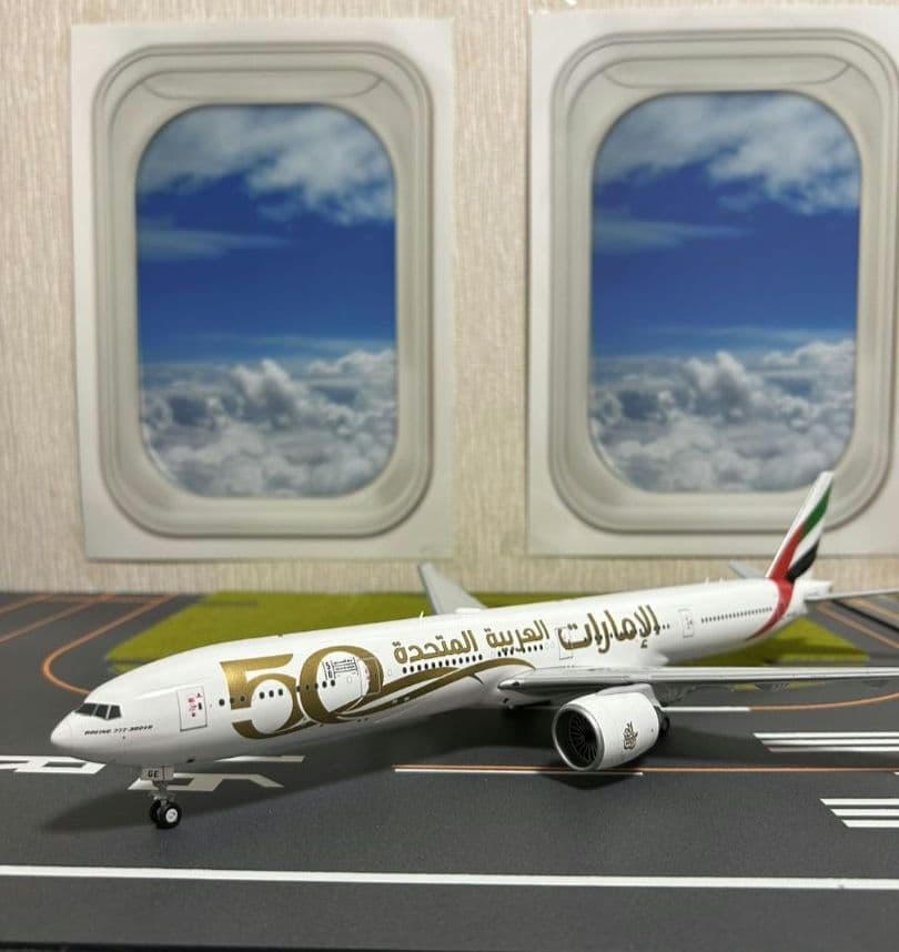 エミレーツ航空 UAE 50周年記念モデル B777 1/200 エミレーツ航空 UAE 50周年記念モデル B777 1/200