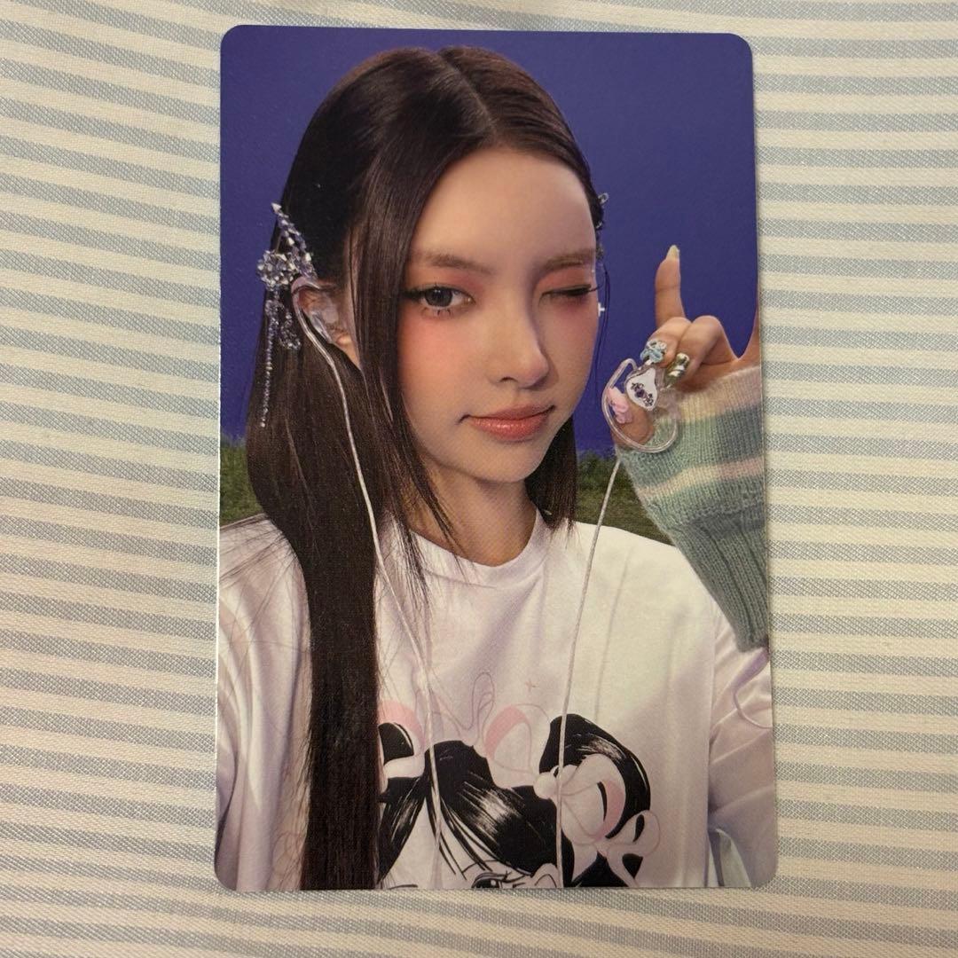 illit アイリット ユナ トレカ bomb merch ver イヤホン - メルカリ