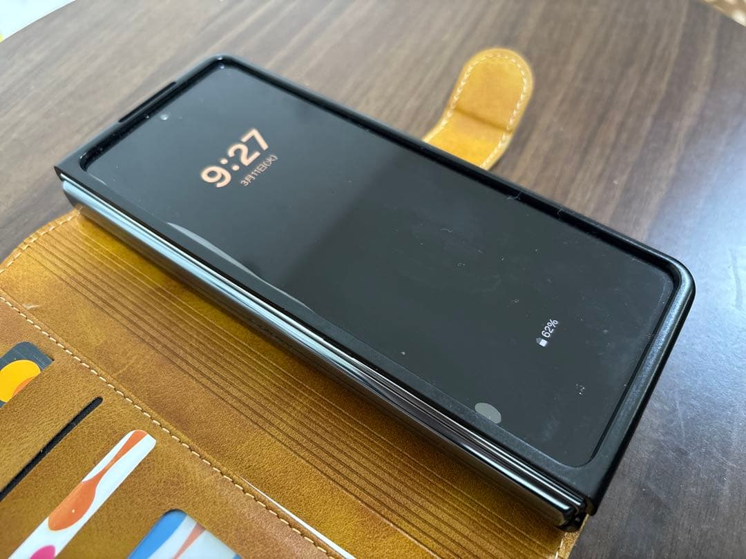 Samsung 折りたたみスマートフォン 箱付き　キャリア　au