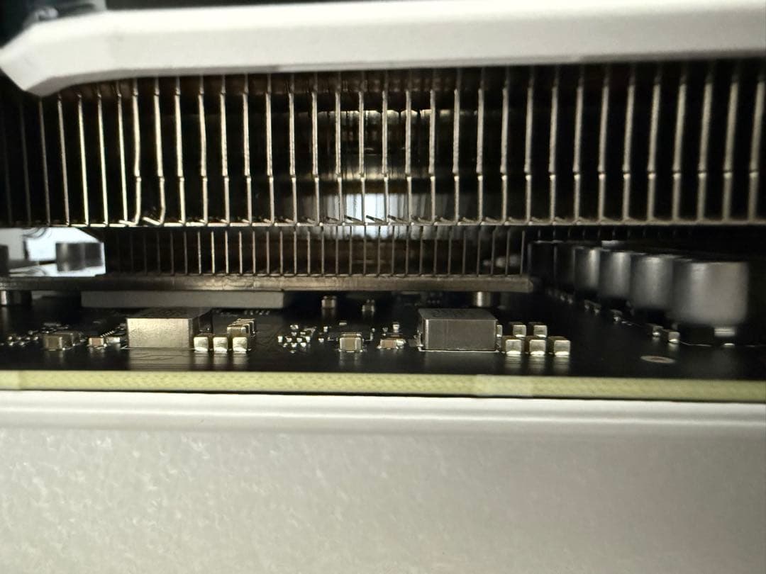 ASUS GeForce RTX4070 12GB ホワイトモデル