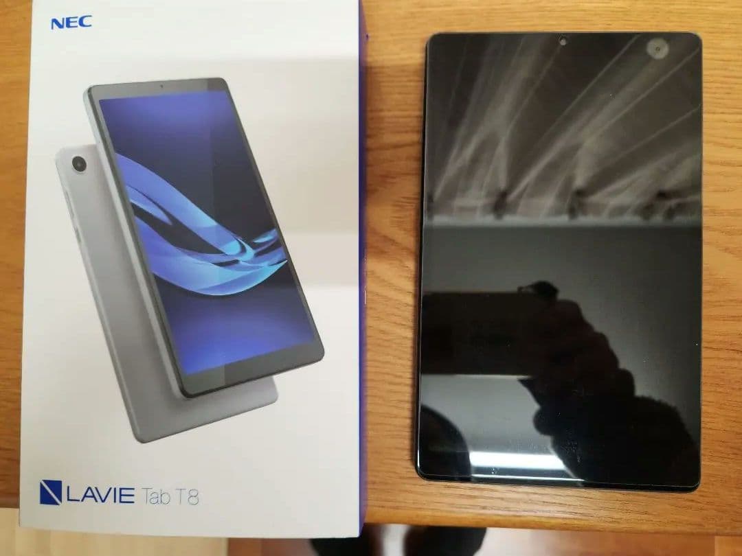 NECタブレット Tab 8HD2 8インチ 8インチタブレットの大きさをチェック！片手持ちできるサイズが