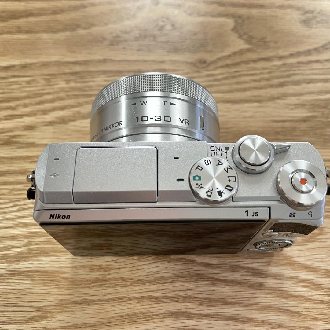 NIKON 1 J5 ダブルレンズキット+望遠ズーム+レザージャケット+おまけ付