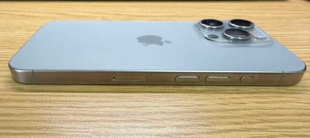 Apple iPhone 15Pro ナチュラルチタニウム本体 256GB