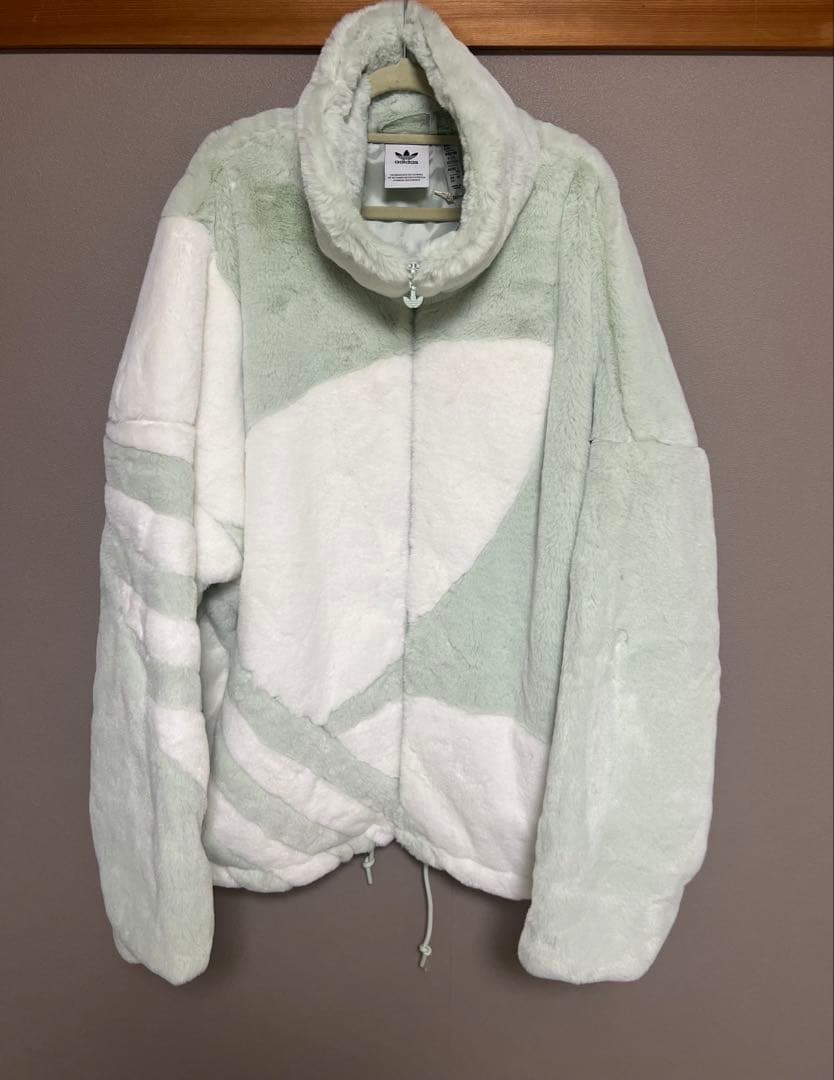 新品未使用 アディダスオリジナルス　ファー トラックジャケット　フェイクファー 存在感のあるフェイクファージャケットがアディダスオリジナルスから10