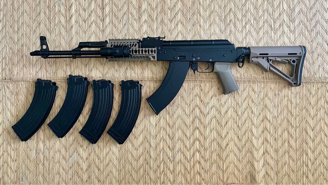 東京マルイ AKM ガスブローバックモデル 予備マガジン4本付き 近代化カスタム 東京マルイより、ガスブローバックマシンガン「AKM」をベースに近代的