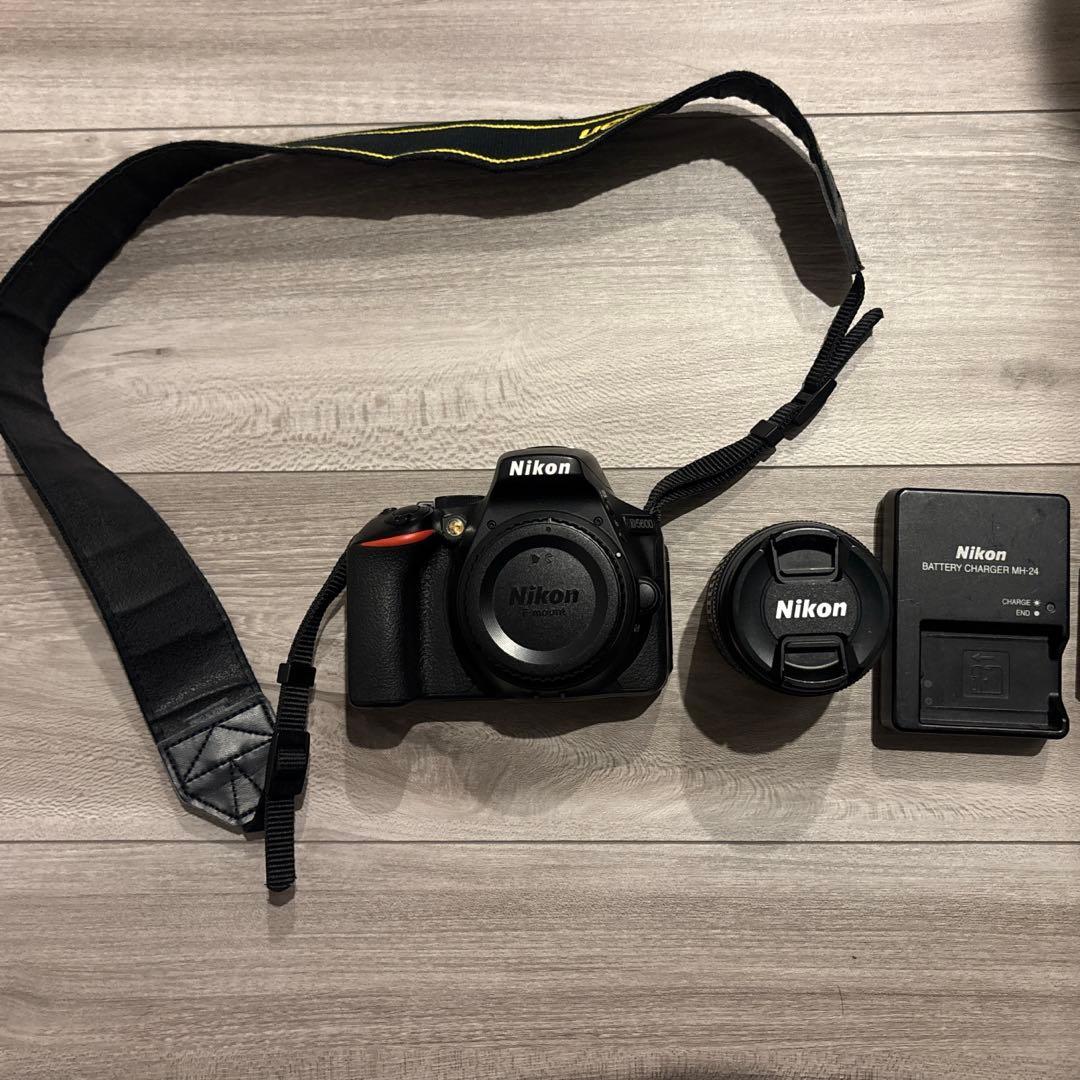 Nikon d5600デジタル一眼レフカメラ 本体とバッテリー充電器