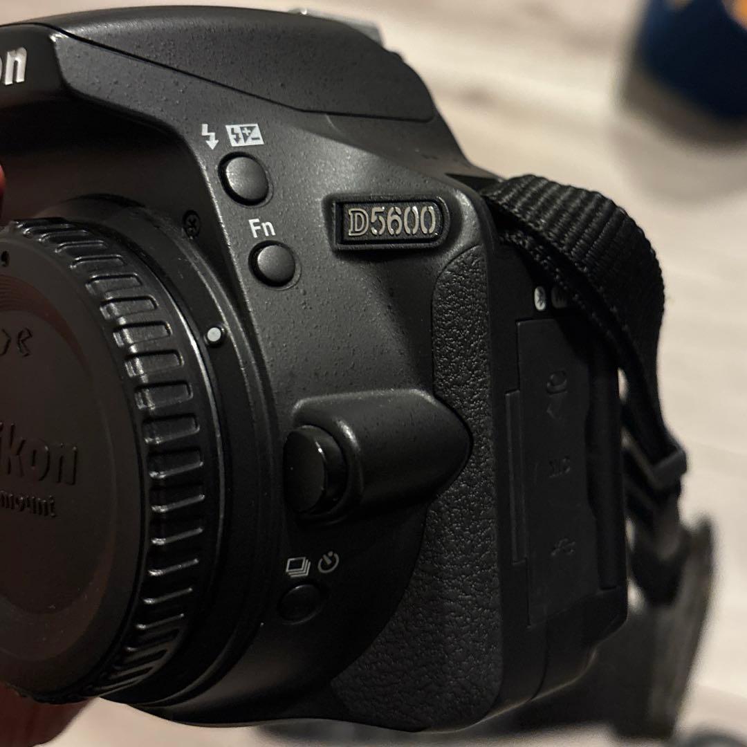 Nikon d5600デジタル一眼レフカメラ 本体とバッテリー充電器
