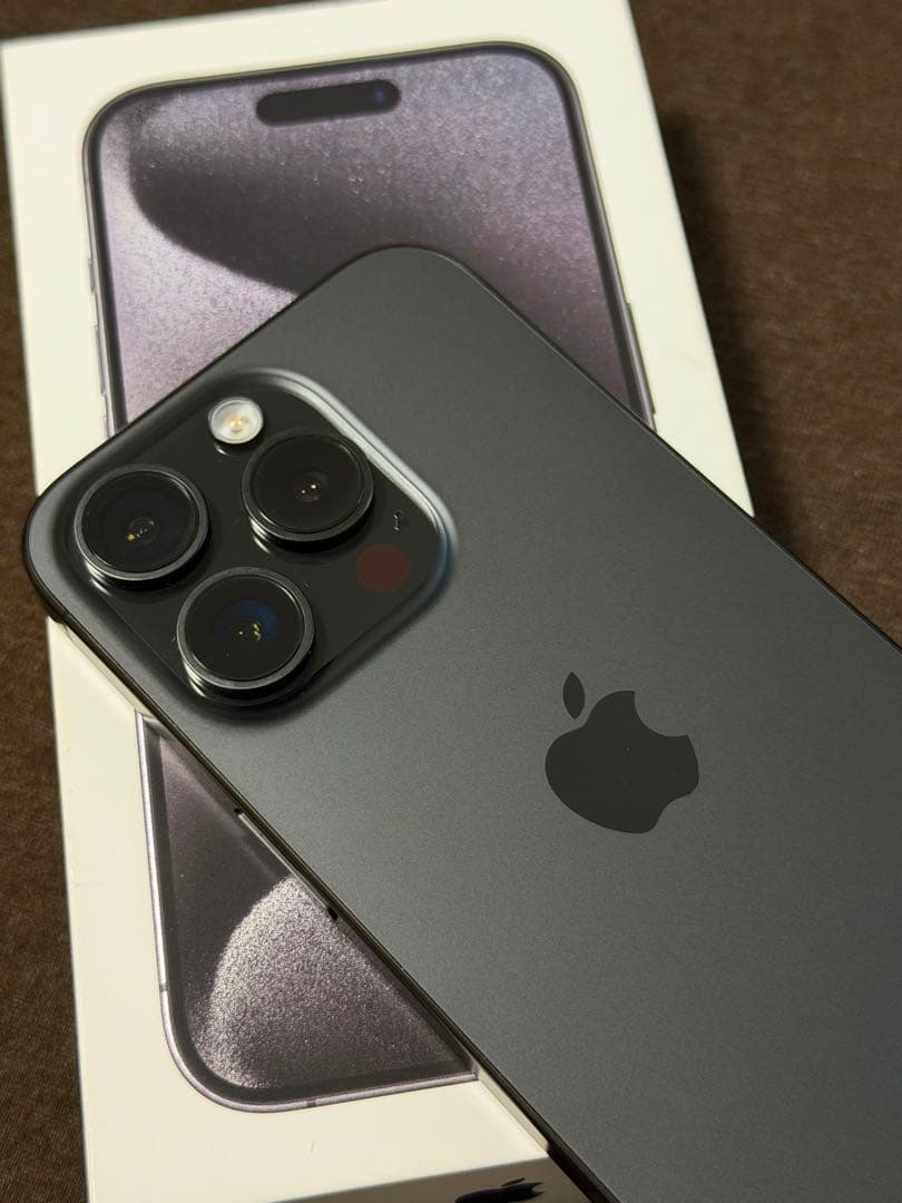 美品Apple iPhone 15 Pro（ブラックチタニウム）256GB
