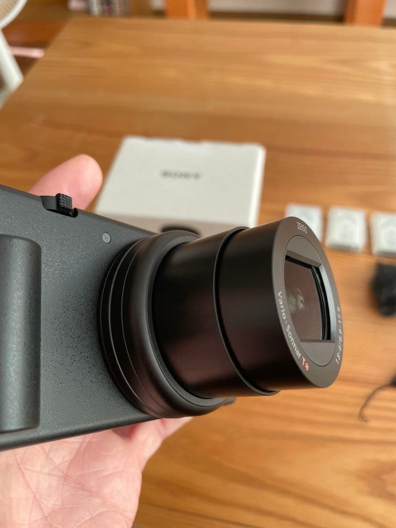 [美品]SONY ZV-1M2 + バッテリー x 5 (純正品)