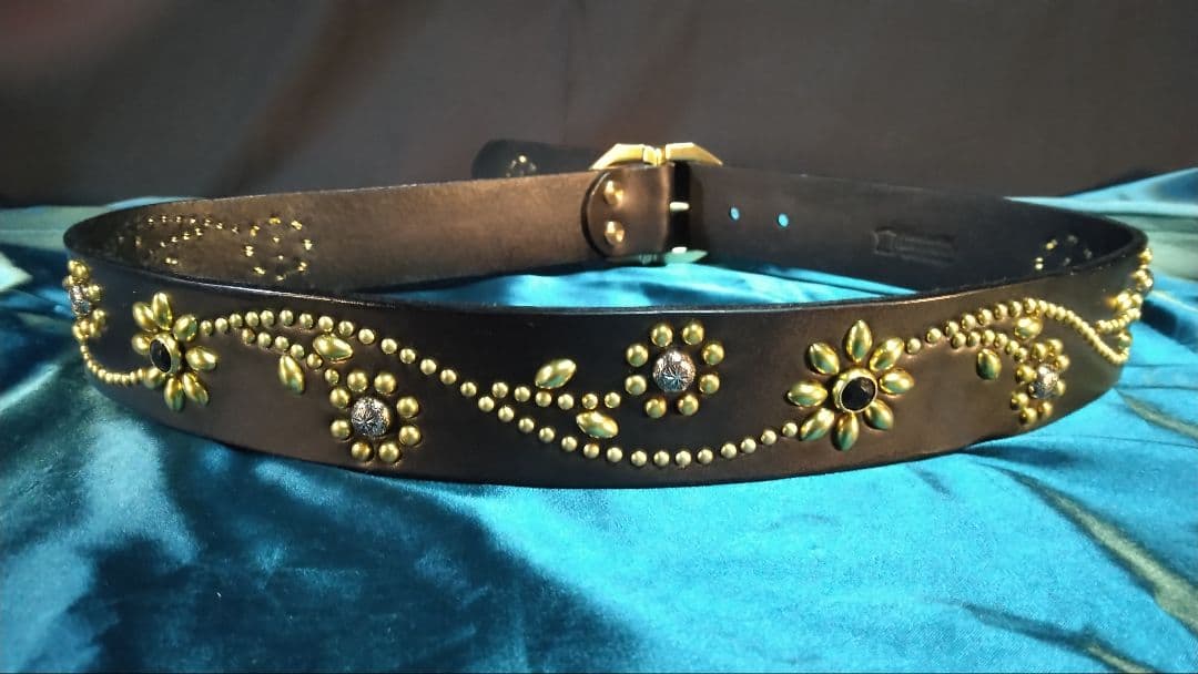 栃木レザー ツタ&フラワースタッズベルト ブラック - メルカリ
