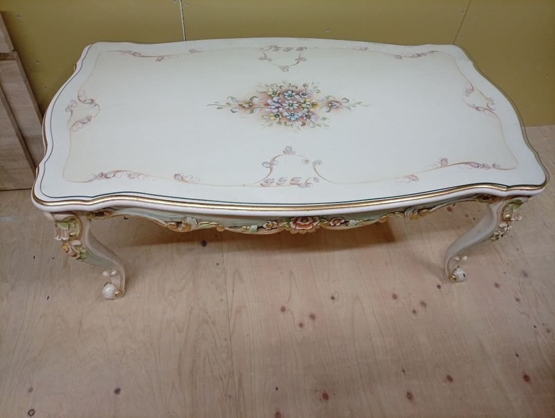 花柄装飾の木製センターテーブル　京都 花柄装飾の木製センターテーブル 京都