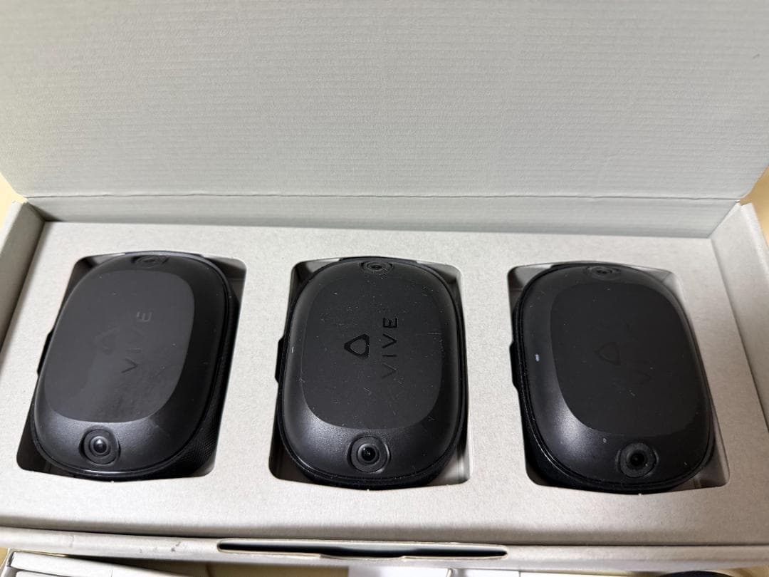 VIVEトラッカー Ultimate 3台 + USBドングル +ストラップ付き Amazon.com: HTC Vive Ultimate Tracker 3 Pack + Dongle - VR Full