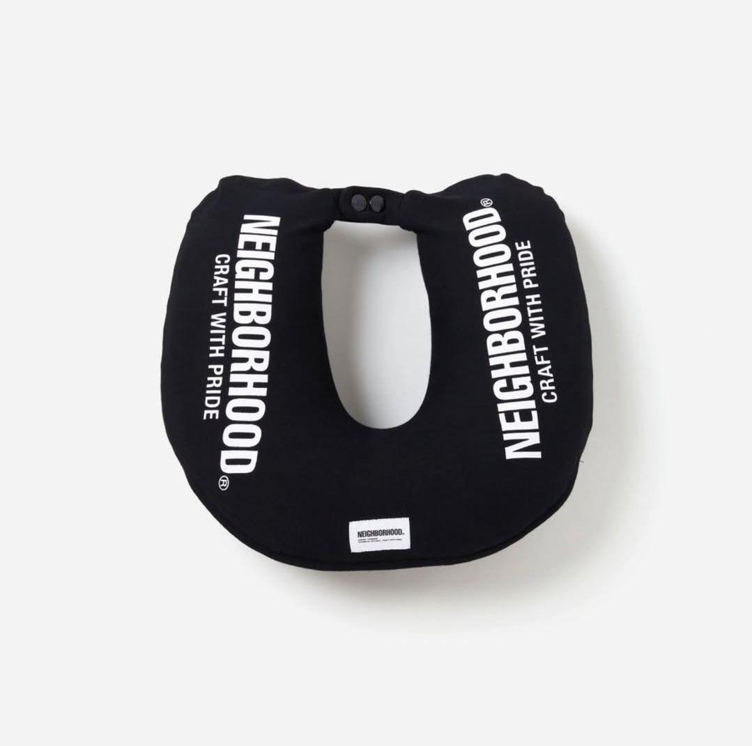 快適グッズ・旅行小物 NEIGHBORHOOD LOGO NECK PILLOW Yogibo（ヨギボー） ネックピロー ロゴ Yogibo Neck Pillow Logo 車