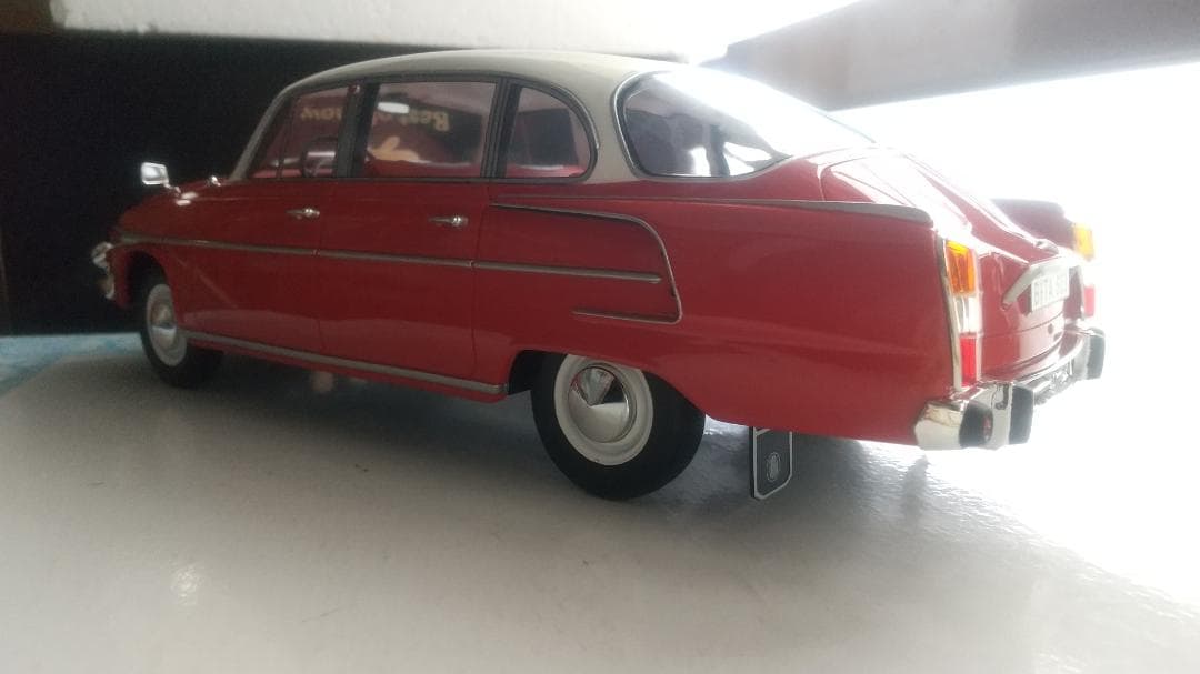 1/18 BoS タトラ -603 ベルリン 1969 ミニカー